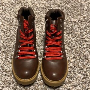 Universal thread hiking boots